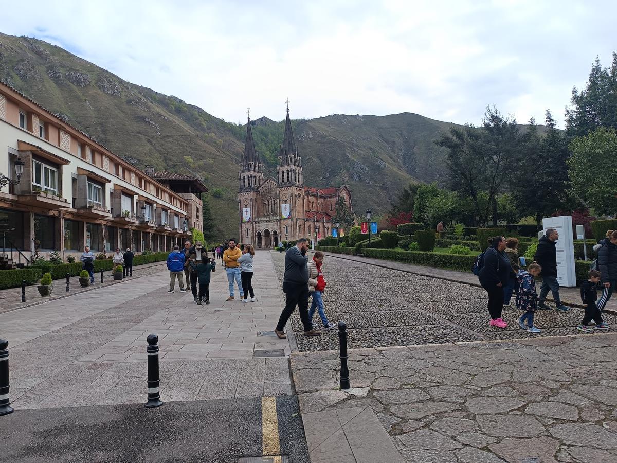 La explanada de la basílica de Covadonga, este jueves.