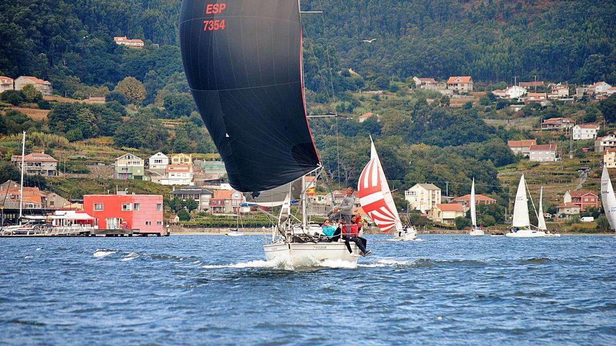 Imagen de una regata anterior en aguas de la ría de Pontevedra.