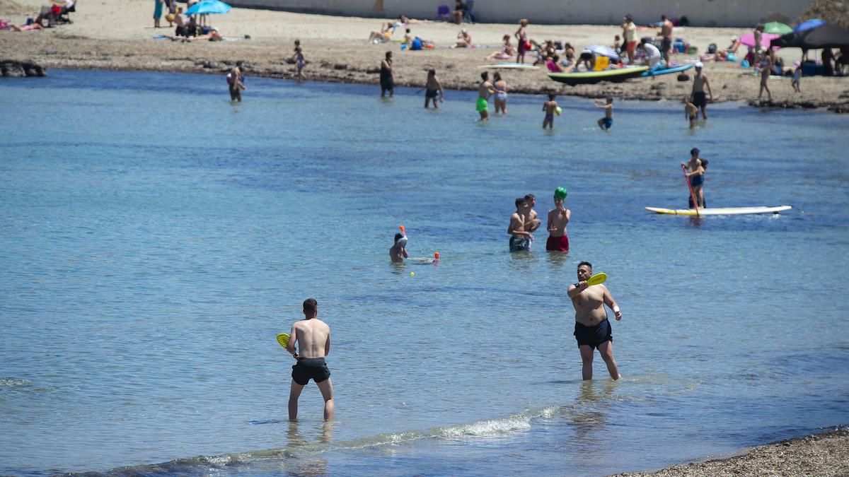 Archivo - Varias personas en la Playa de Levante, en la Manga del Mar Menor, en Cartagena, Región de Murcia (España).