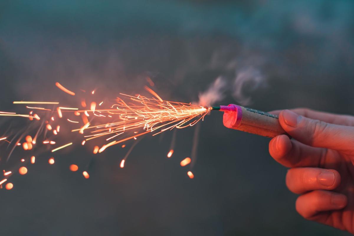Fallas de València: la guía completa con todas las tiendas de petardos para llenar la ciudad de pólvora.