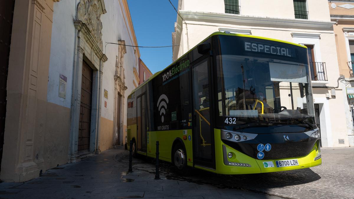 El micromacrobús al entrar en la plaza de San Andrés por la calle San Blas.