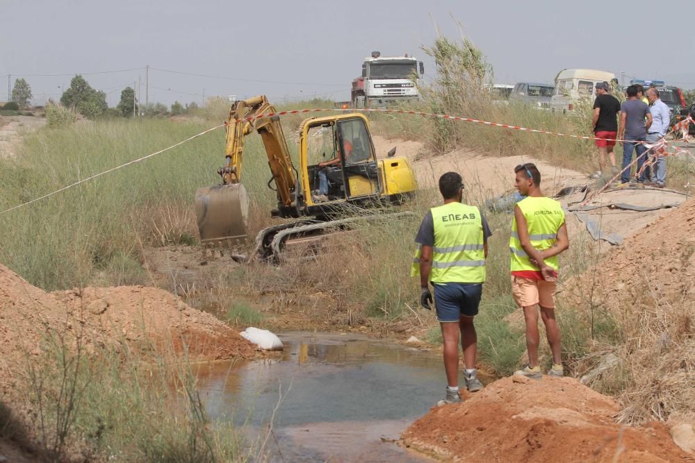 Protesta agricultores por el sellado del desagüe