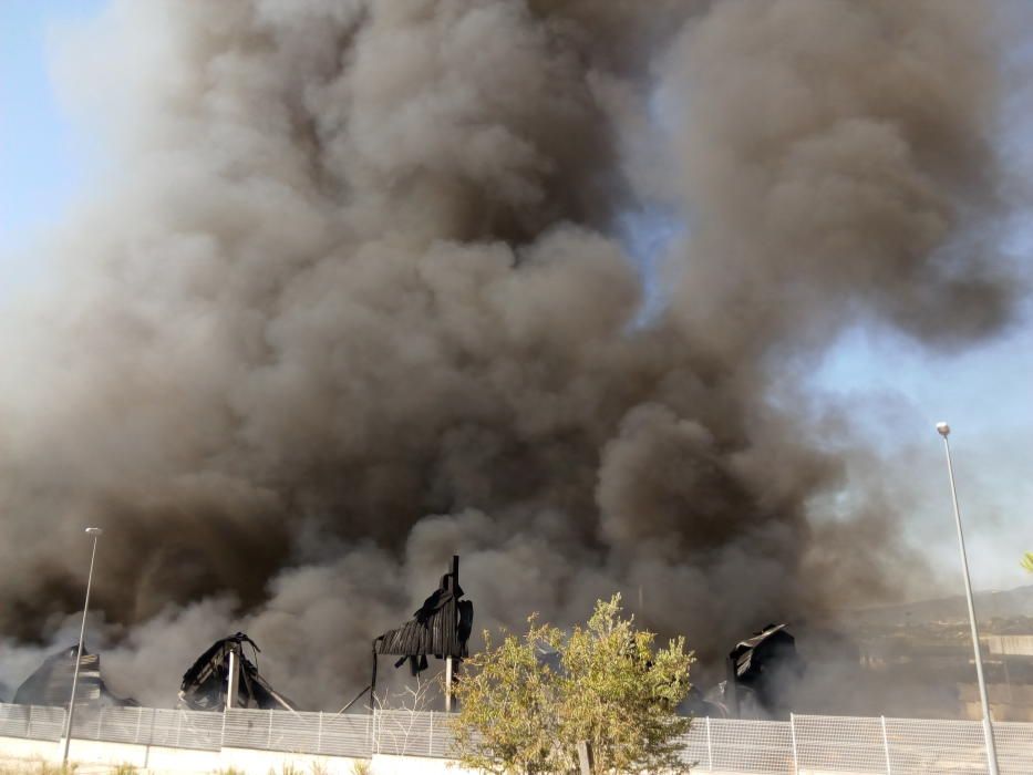 Un incendio devora una fábrica de plásticos en Olleria