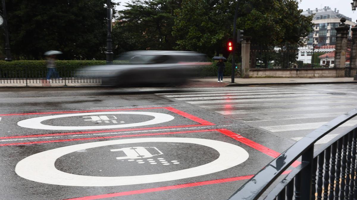 Una señal de la Zona de Bajas Emisiones pintada en el asfalto.