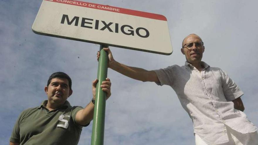 Los presidentes de las asociaciones vecinales de Meixigo y San Lourenzo, ayer, en el núcleo cambrés. víctor echave