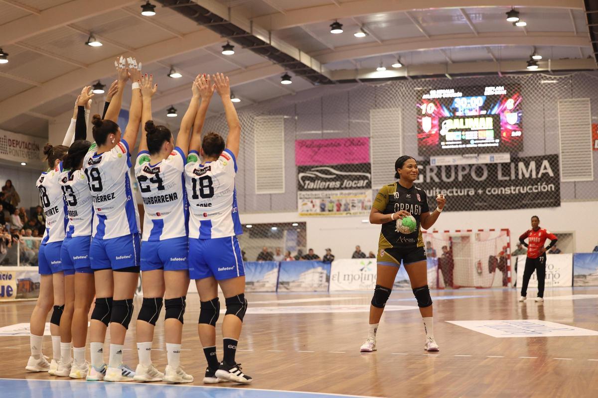 Tellez se dispone a lanzar un último golpe franco antes del descanso.