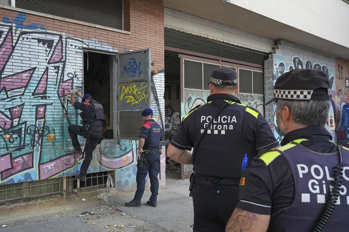 Les imatges del desallotjament de les persones sense llar a l'antiga fàbrica Simon