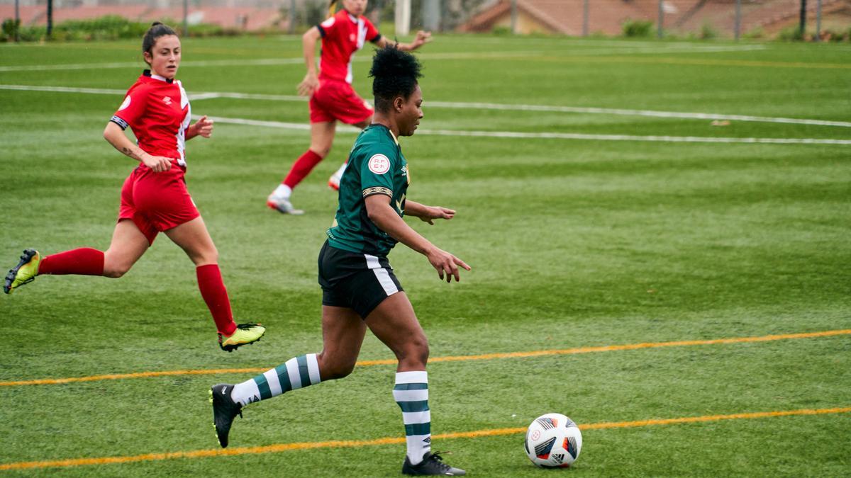 La defensa colombiana Leivis controla el balón en el Cacereño-Rayo de la primera vuelta en Pinilla.