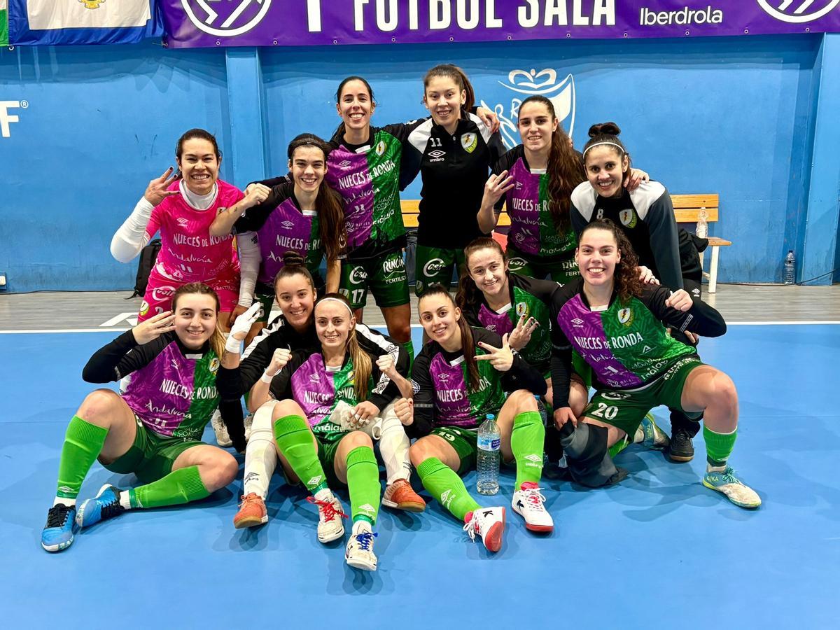 Las jugadoras del Nueces de Ronda celebran su victoria.