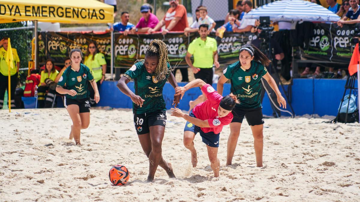 Edna, con el balón, se ve a una jugadora del Roses.