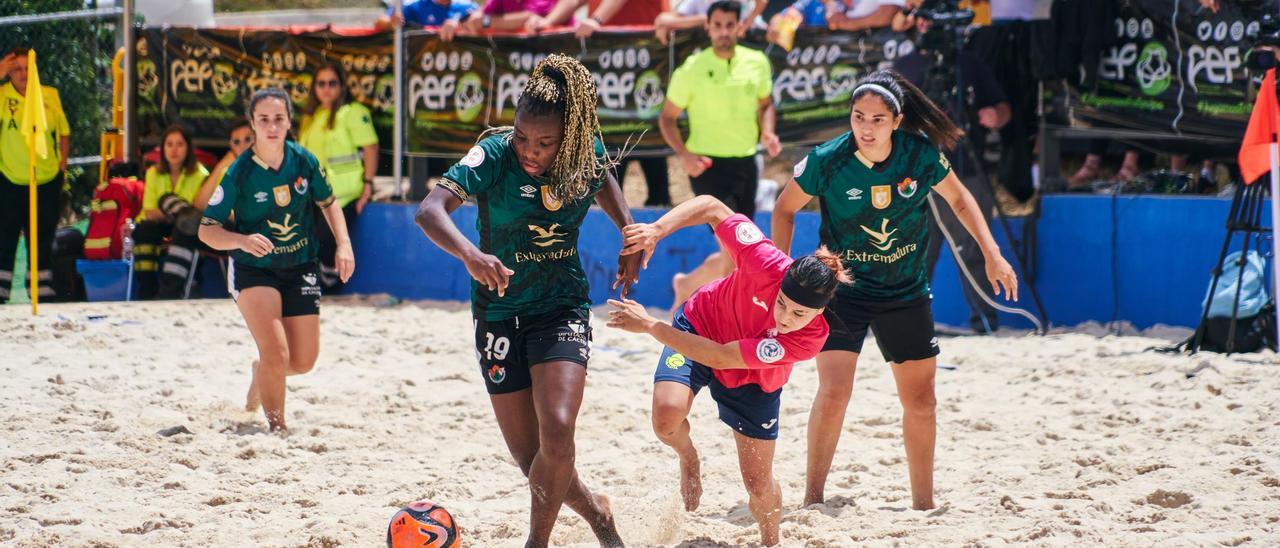 Edna, con el balón, se ve a una jugadora del Roses.