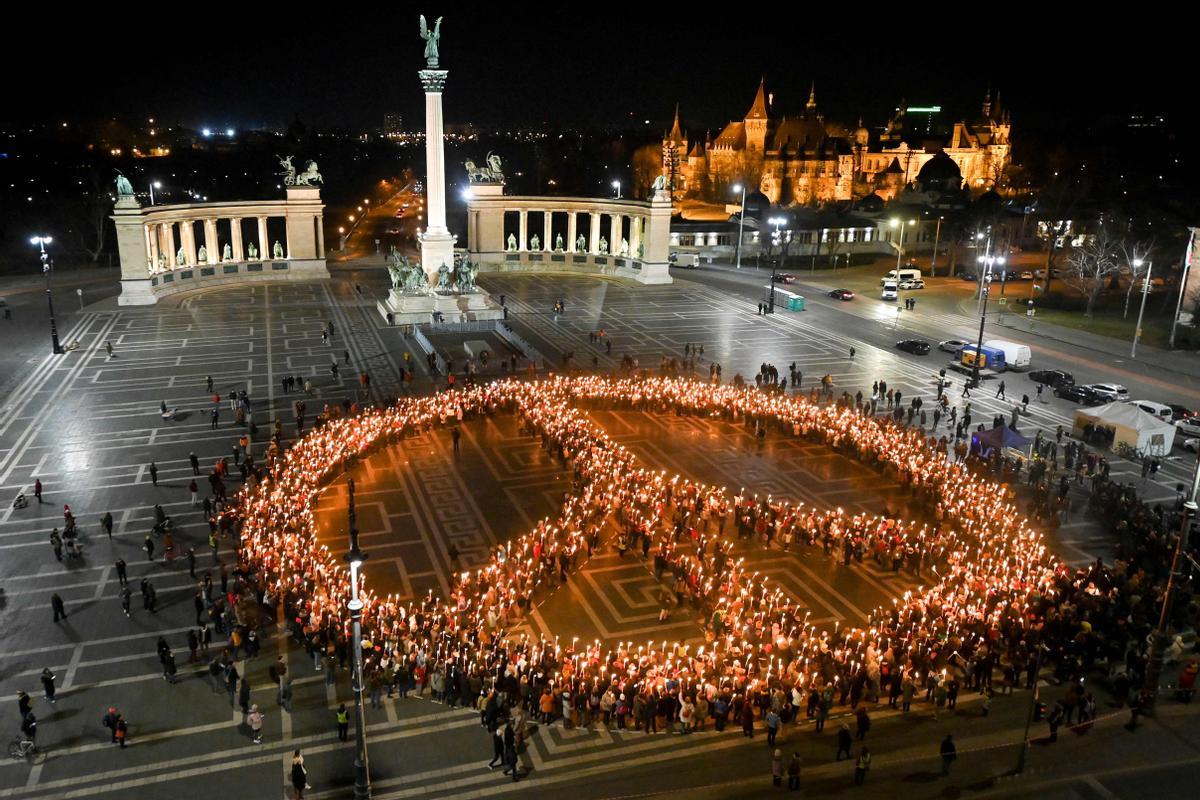 Manifestación por la paz, contra la guerra i la invasión rusa de Ucraïna en la plaza de los Héroes al centre de Budapest.