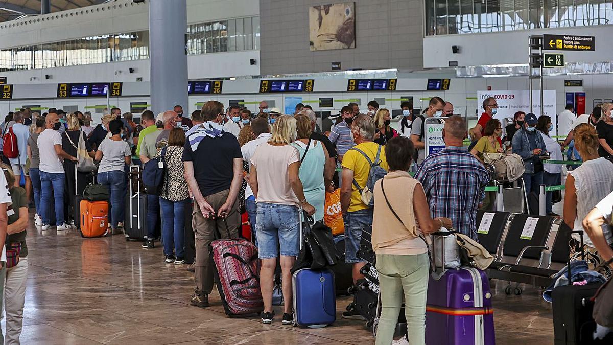 Pasajeros ayer en cola para facturar sus equipajes en el aeropuerto. | HÉCTOR FUENTES