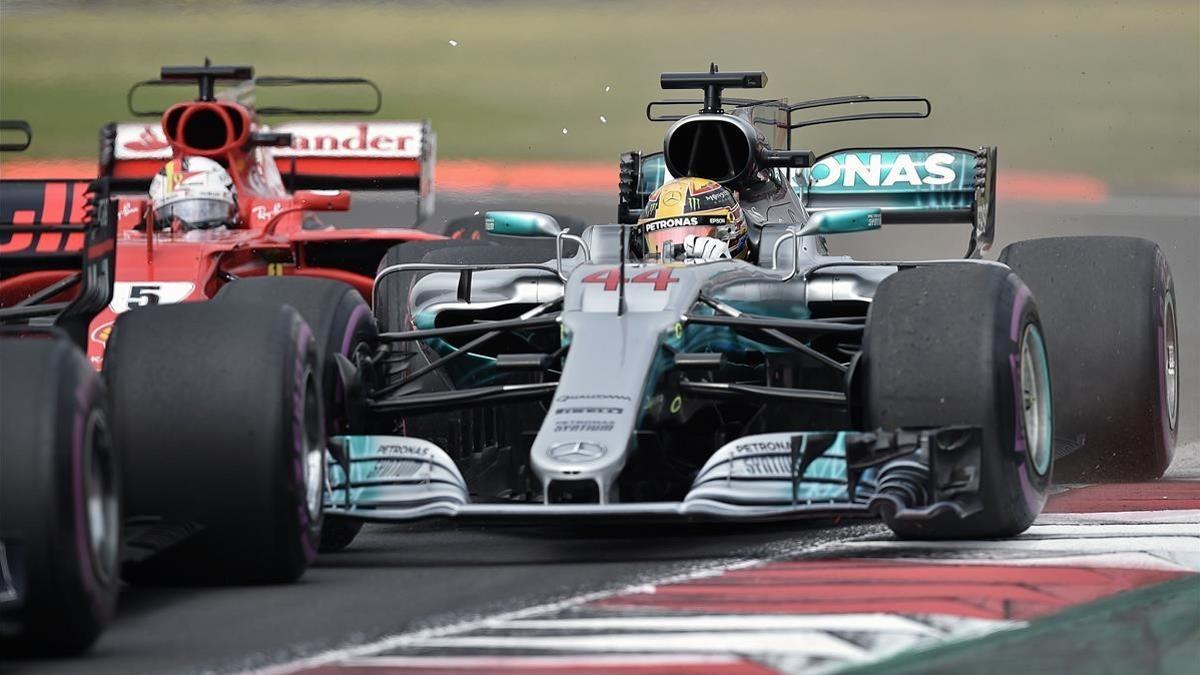 Hamilton y Vettel, en el toque inicial que marcó el GP de México.