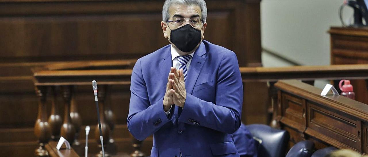 Román Rodríguez, consejero de Hacienda regional, en un pleno del Parlamento de Canarias. | | DELIA PADRÓN