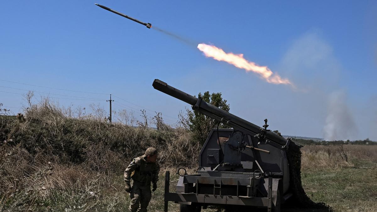Soldados ucranianos lanzan un proyectil hacia las tropas rusas cerca de la línea de frente, en la región de Zaporiyia