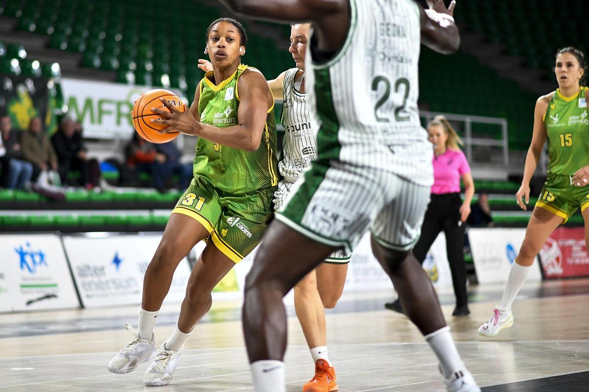 Josephine Filipe penetra a canasta.