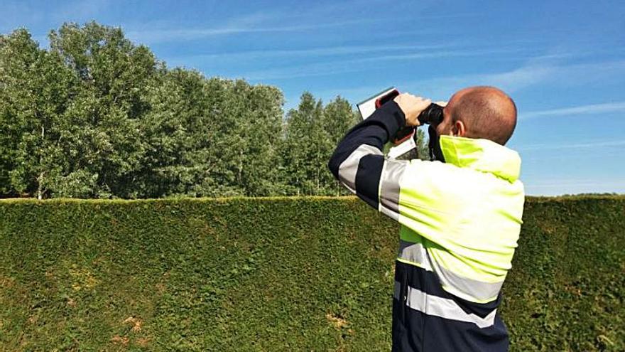 Un operario de Aquona observa las aves. 