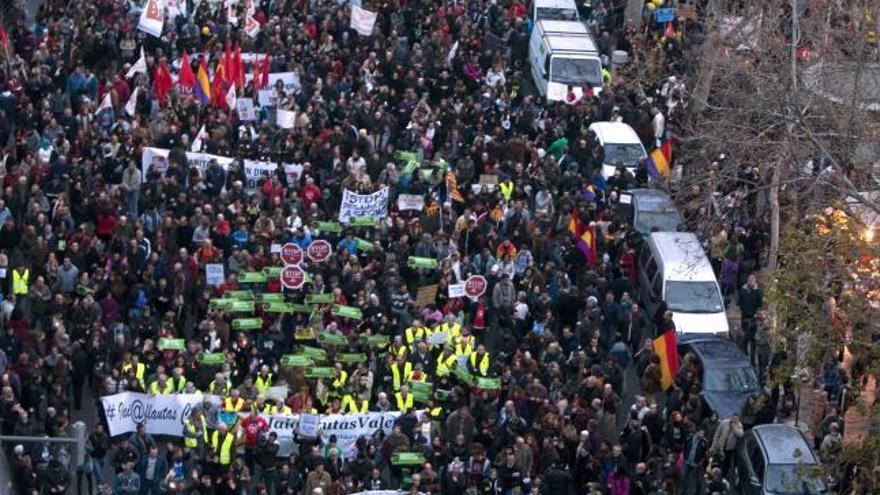 La manifestación, ayer, a su paso por la plaza del Ayuntamiento de Valencia.