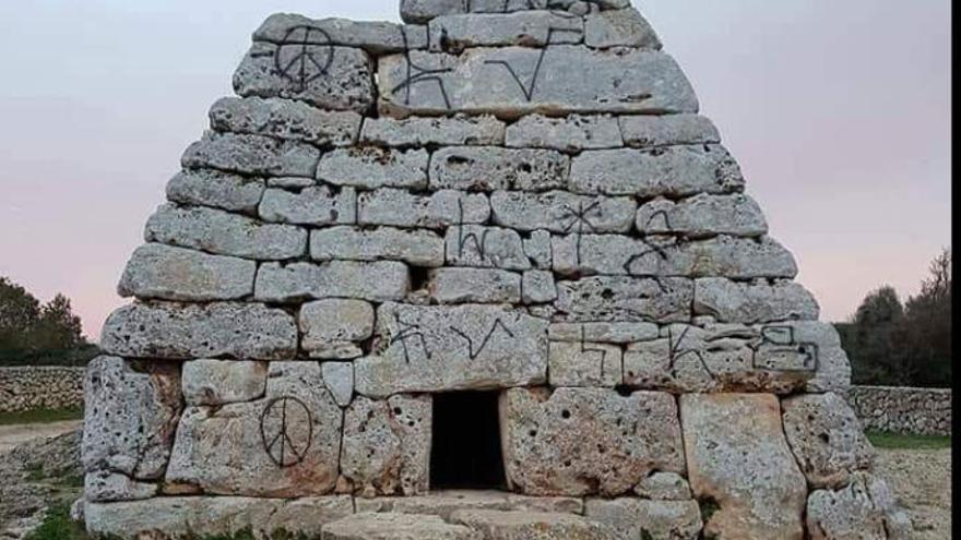 Las pintadas de la Naveta des Tudons afectan a un total de 81 piedras del monumento