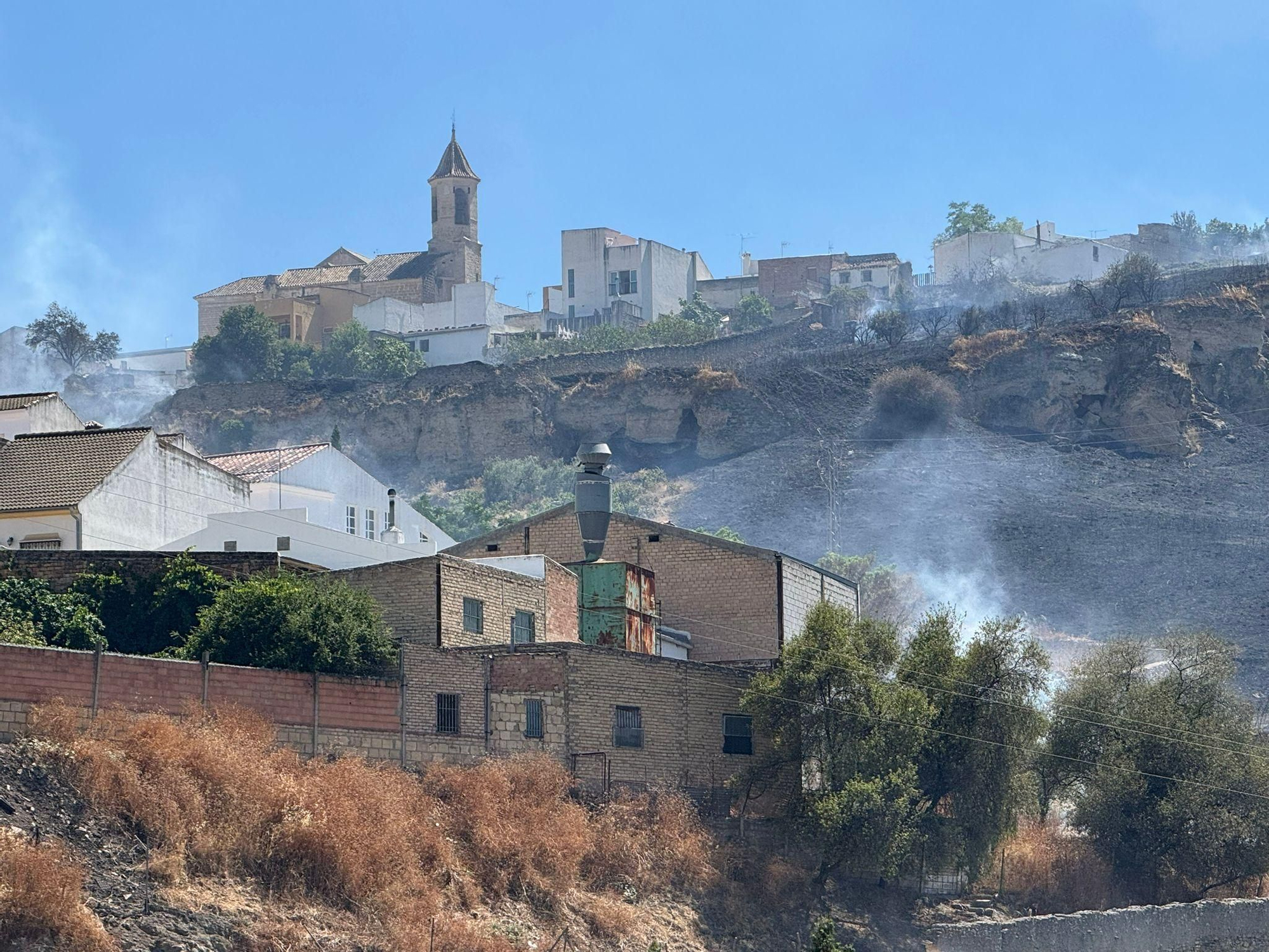 Incendio de pastos en la carretera de la estación de Aguilar de la Frontera