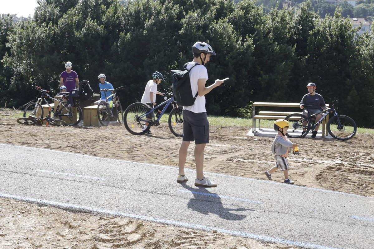 Una marcha ciclista reclama cambios en la movilidad de Santiago: "Pedimos que se pense tamén nas bicicletas e nos peóns" Una marcha ciclista reclama cambios en la movilidad de Santiago: "Pedimos que se pense tamén nas bicicletas e nos peóns"