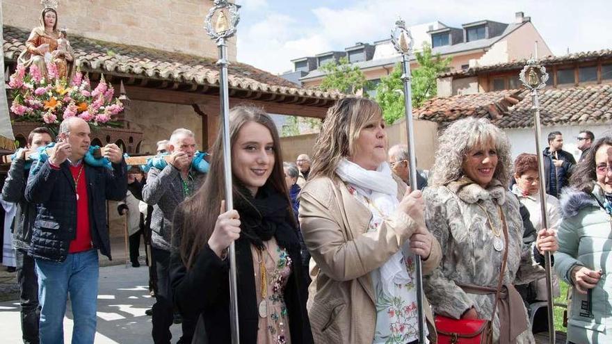 Salida del desfile de la iglesia del Santo Sepulcro, con las mayordomas en primer plano.