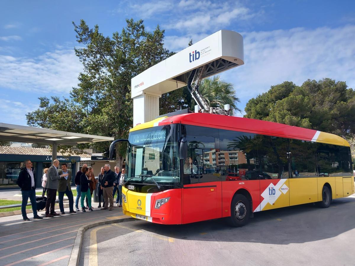 El TIB pone en marcha la línea de autobús de propulsión eléctrica que conecta la costa de Calvià.