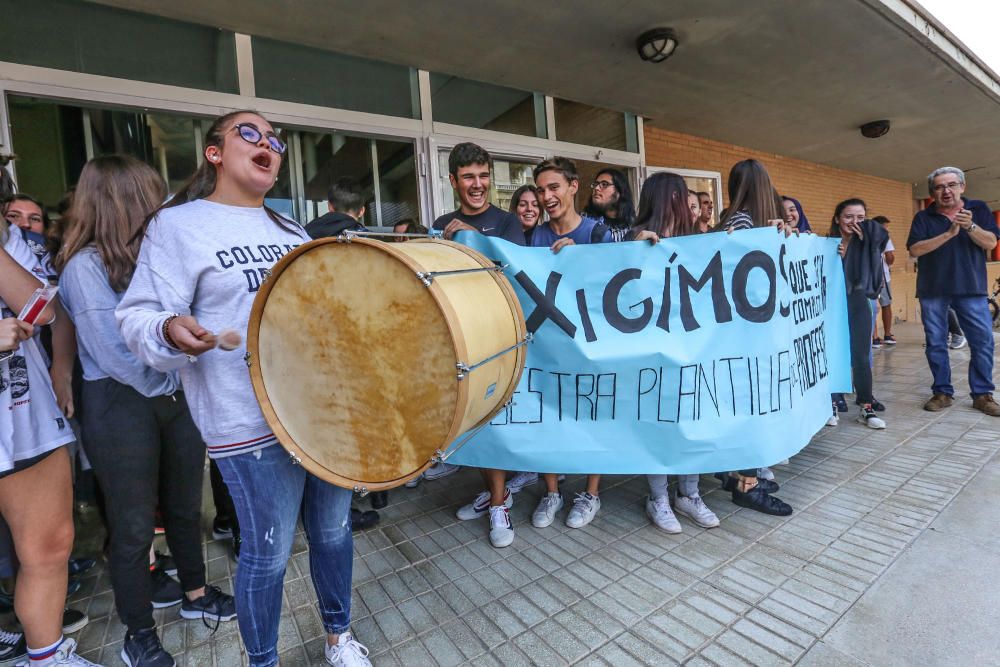 Protesta de profesores, padres y alumnos del IES Les Dunes para pedir un profesor, en una plaza que está vacante desde que comenzó el curso