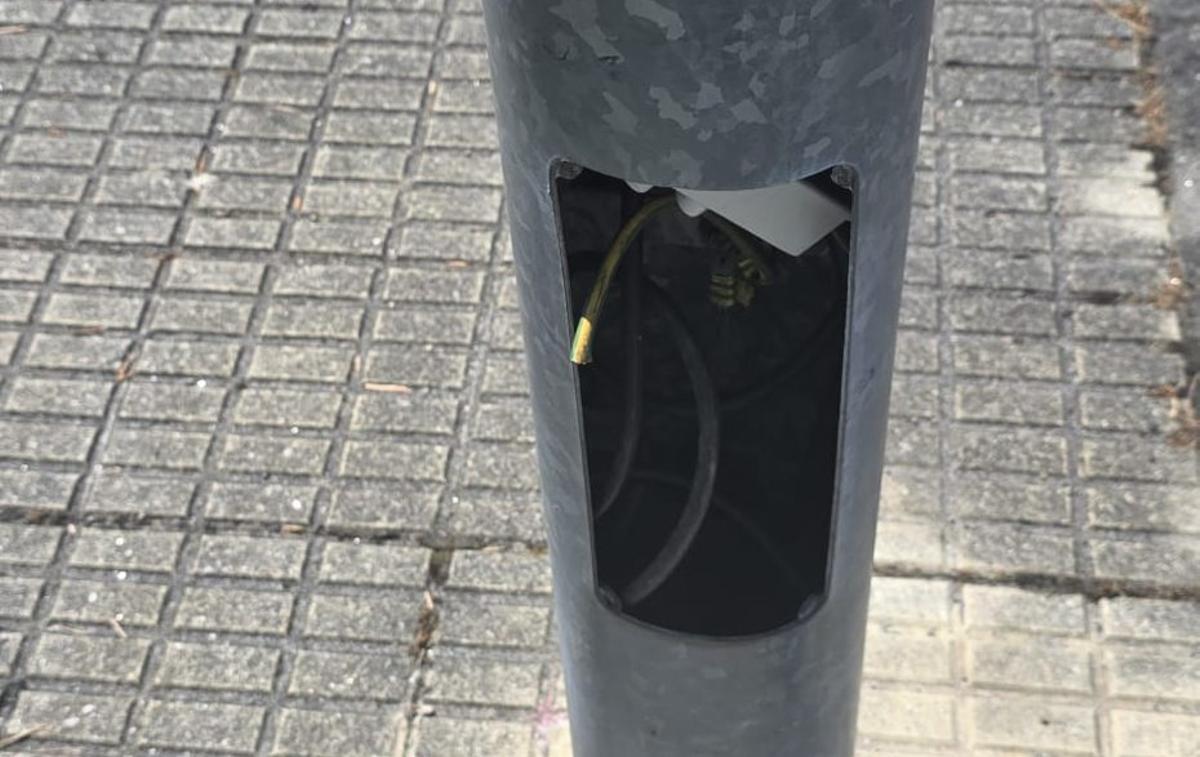 Estado en el que quedó una farola tras el robo. | FIRMA