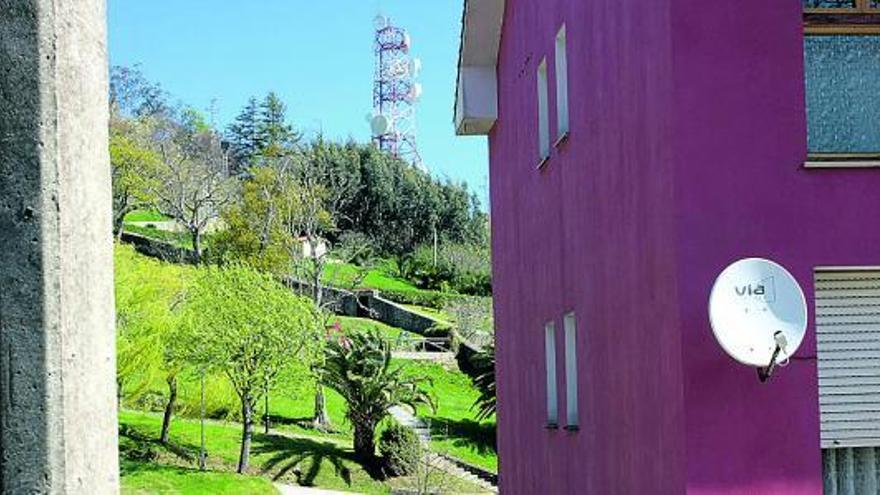 La antena de San Roque de Lastres, al fondo.