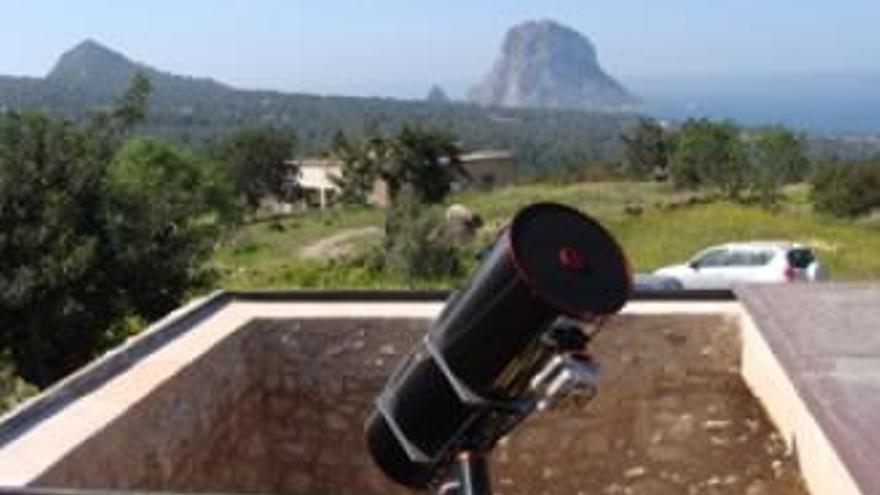 Vistas a Es Vedrà desde el Observatorio Astronómico de Ibiza.