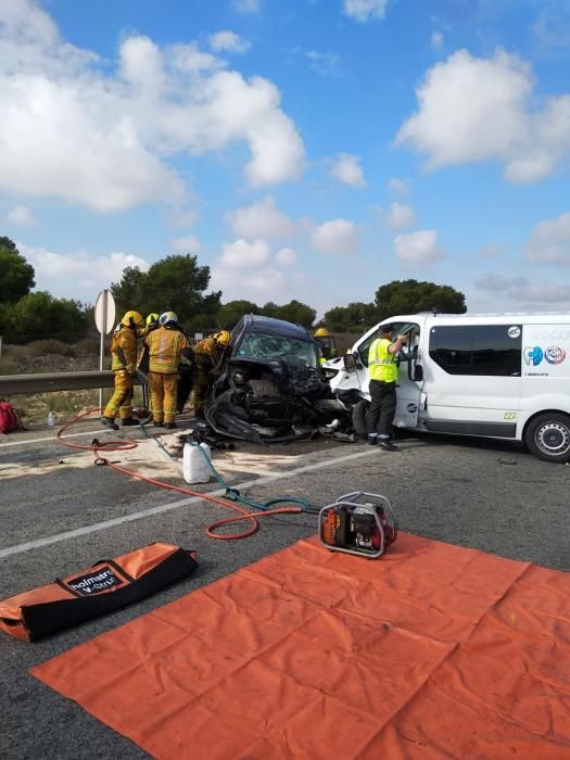 Rescatan a dos personas tras un accidente en Mil Palmeras