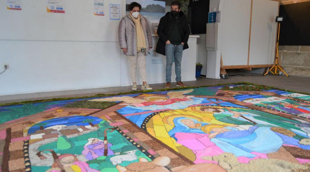 Arriba, una imagen de la alfombra. A izq, la presidenta de los alfombristas con el edil de Cultura, Xosé Leal.   | // FDV