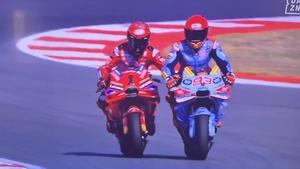 Marc Márquez remolca a Pecco Bagnaia, hoy, en Mandalika (Indonesia) al quedarse el italiano sin gasolina