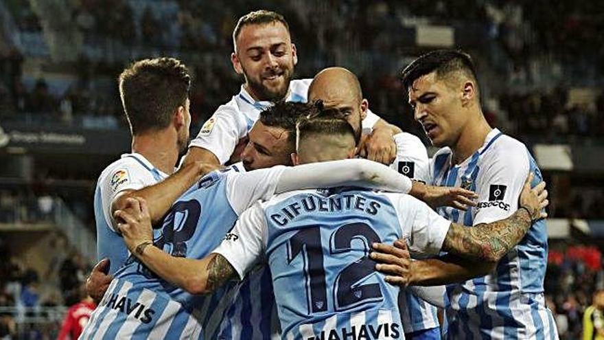 Los jugadores del Málaga celebran uno de los goles en el partido de ayer.