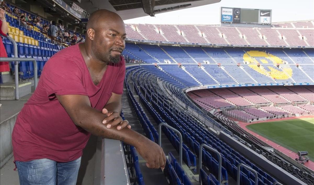 Samuel Ekoe, en la grada del Camp Nou.