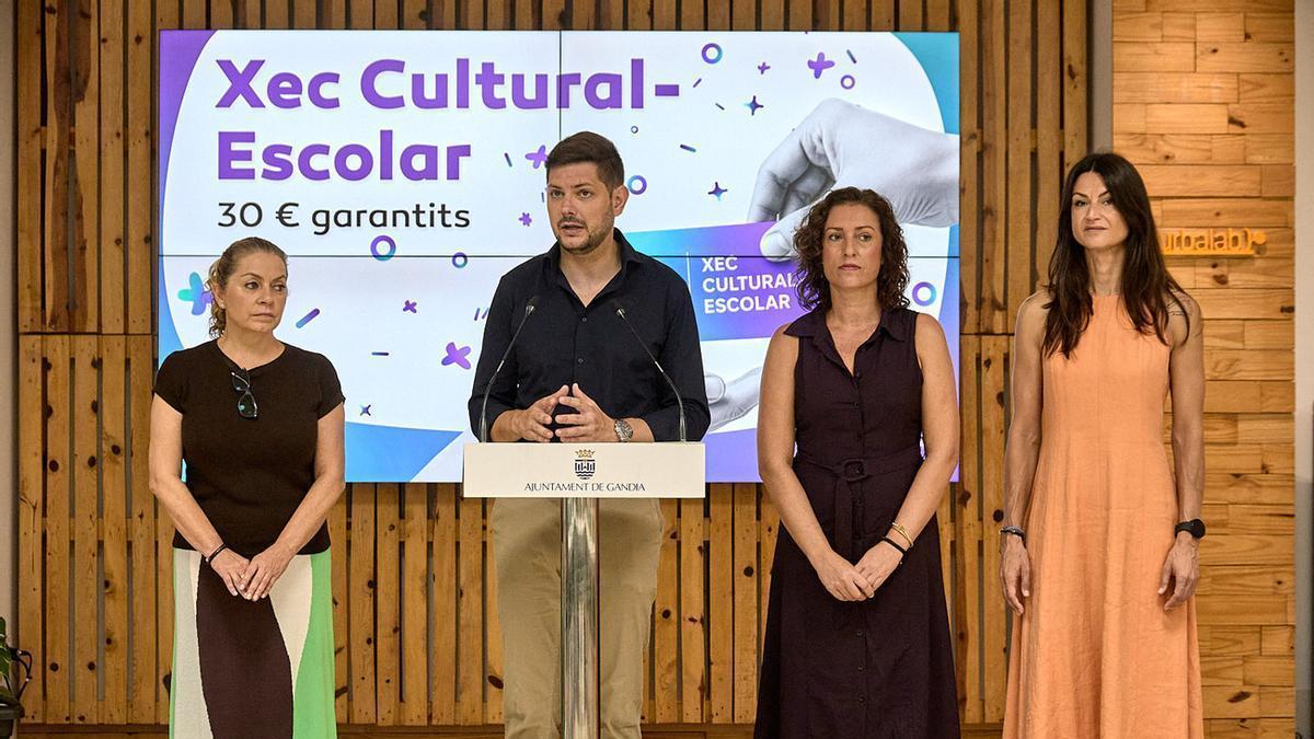 El alcalde de Gandia y las concejalas, en la presentación de la campaña