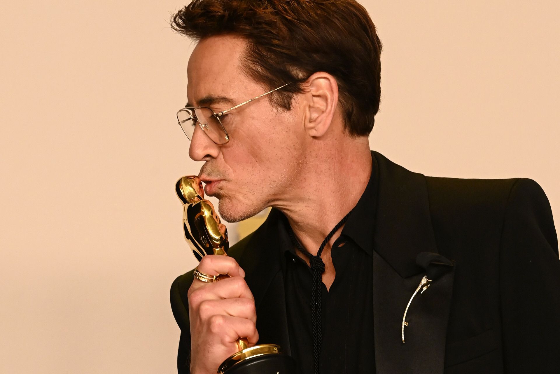 Robert Downey Jr besa su primer premio Oscar