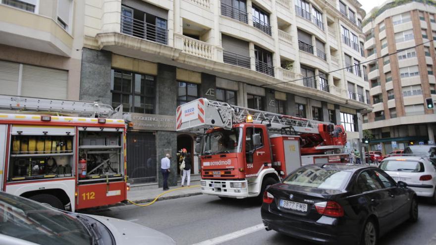 Bomberos y Policía durante la intervención para airear la vivienda