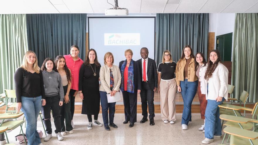 El IES Carrús de Elche recibe la visita de la cónsul de Francia para conocer el bachillerato en las dos lenguas