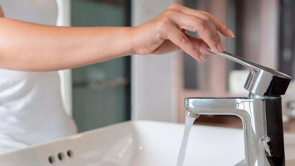 Trucos limpieza: El producto para el coche que dejará la mampara de tu ducha  como nueva: se ha hecho viral