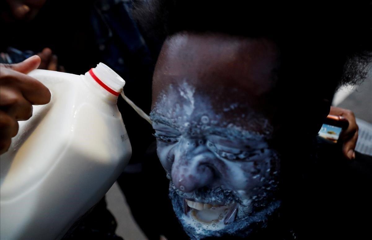 Un manifestante afectado por gases lacrimógenos en una manifestación en el distrito de Brooklyn de Nueva York.