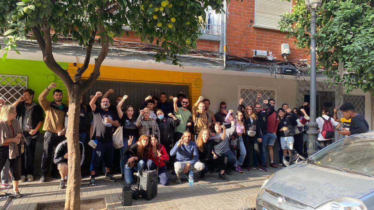 Momento en el que los activistas de Orriols en Bloc paralizan el primer desahucio de Anouar, la semana pasada.