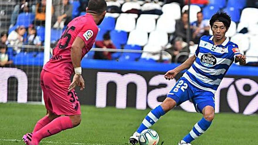 Gaku controla la pelota en el partido contra el Málaga en Riazor.