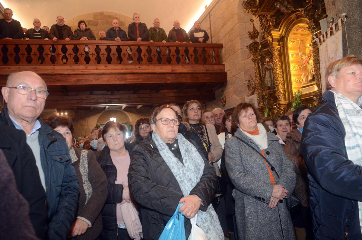 Asistentes a la misa oficiada en Meaño.