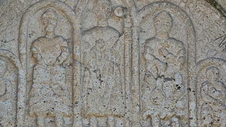 Tímpano da portada rematado co baixorrelevo de Fernando Arias e a inscrición: ARIAS FECI. Foto cedida por X.C. Villaverde.
