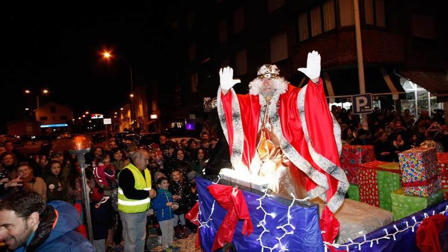 Melchor saluda a los niños de La Camocha desde su carroza.