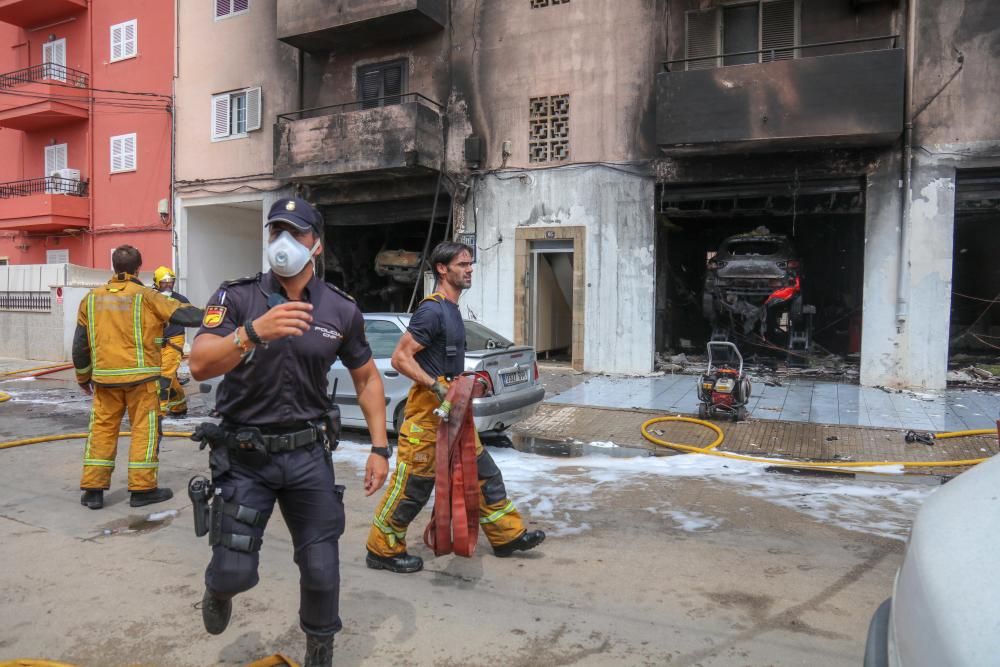 Un voraz incendio destruye un taller y daña un bloque de pisos en Son Ferriol