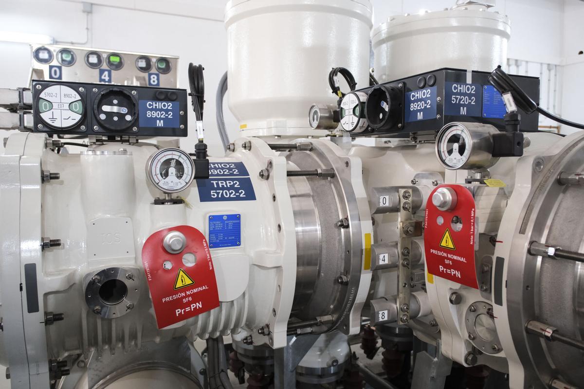 Detalle de la subestación de El Palmar, situada en San Sebastián de La Gomera, con el equipamiento que recibe la conexión del cable procedente de Chío (Tenerife).